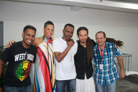 Rythm & back vocalist